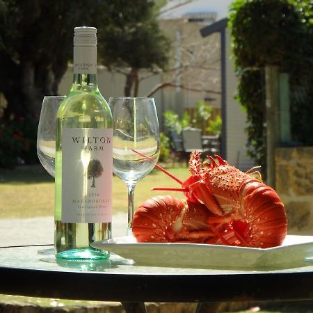 Lazy Lobster Holiday Units & Chalets Port Denison Bagian luar foto