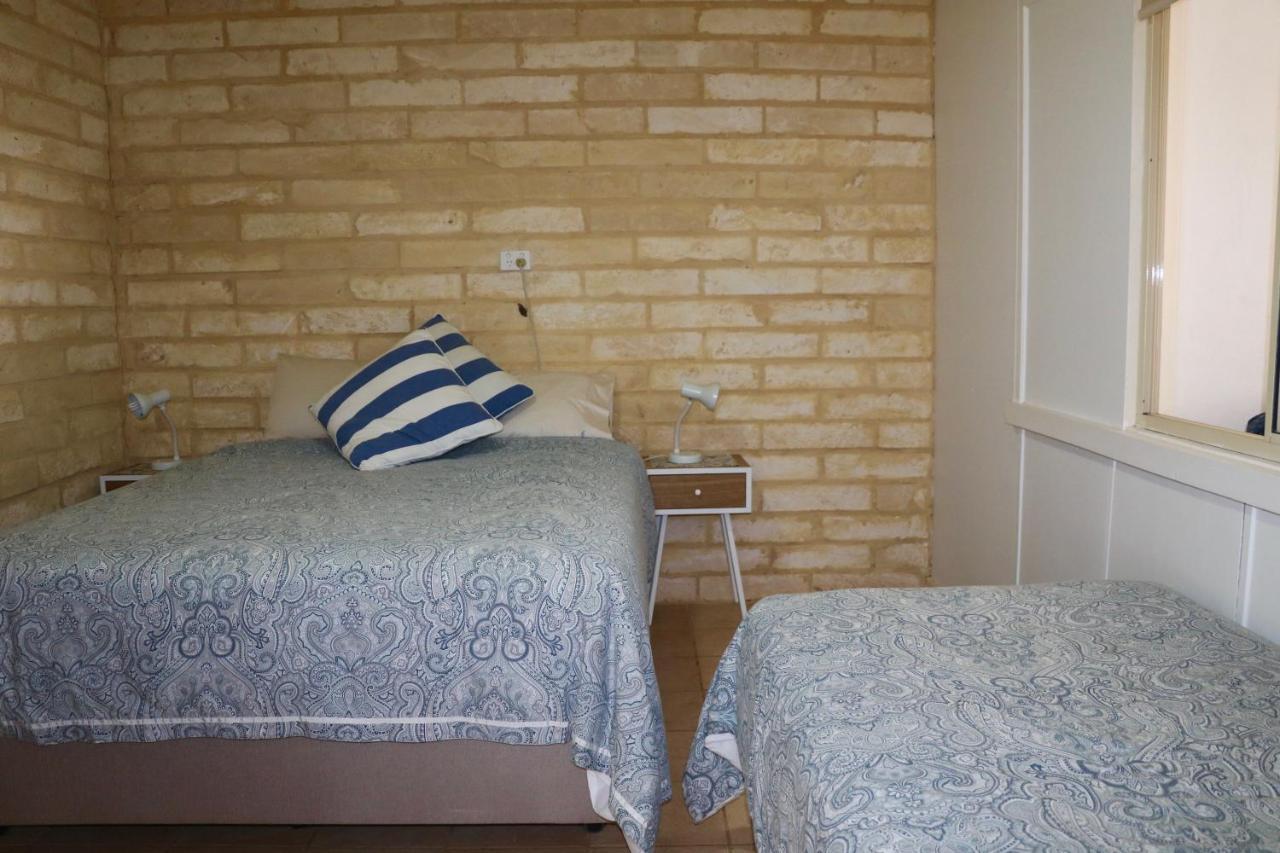 Lazy Lobster Holiday Units & Chalets Port Denison Bagian luar foto