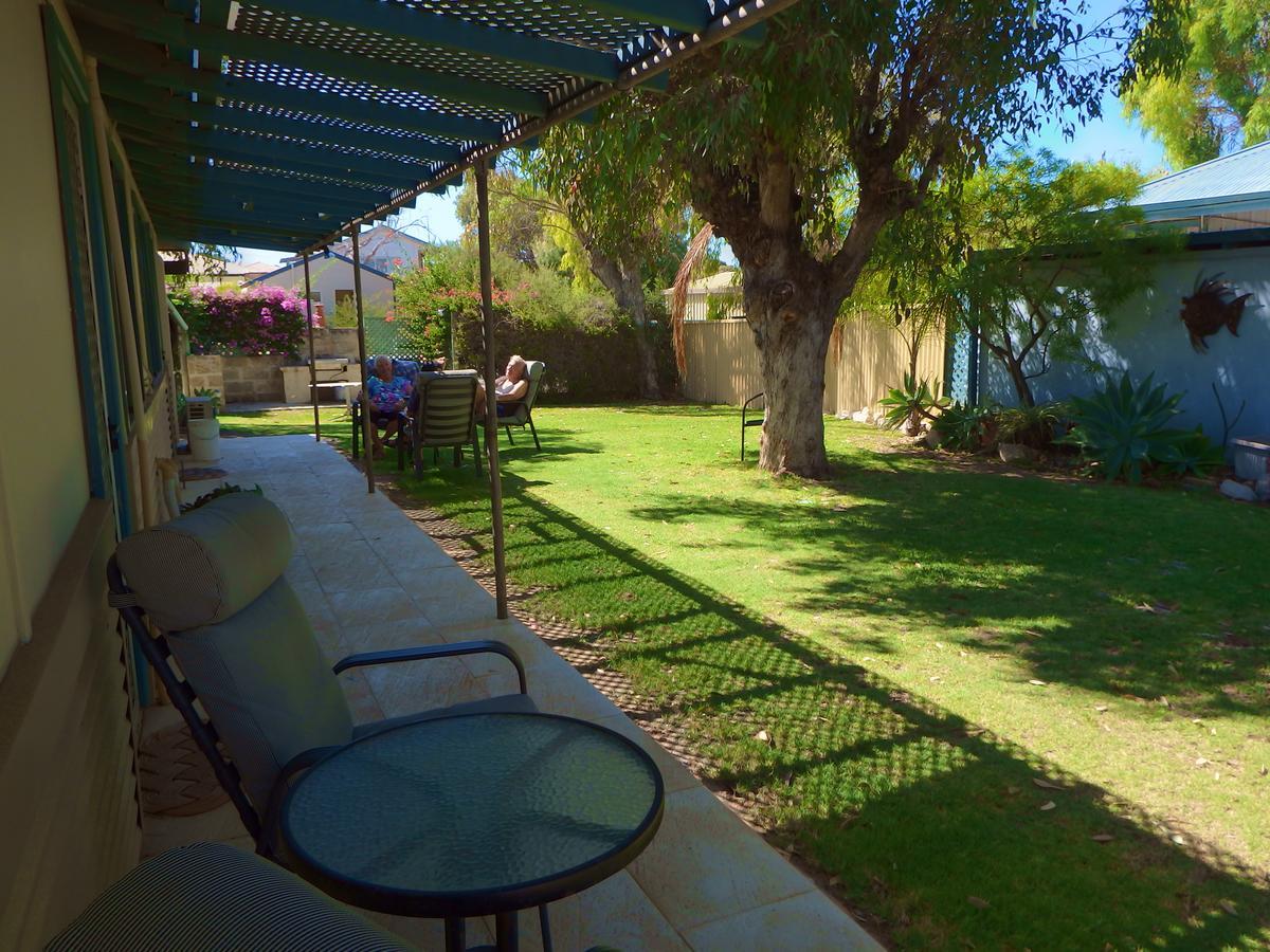 Lazy Lobster Holiday Units & Chalets Port Denison Bagian luar foto