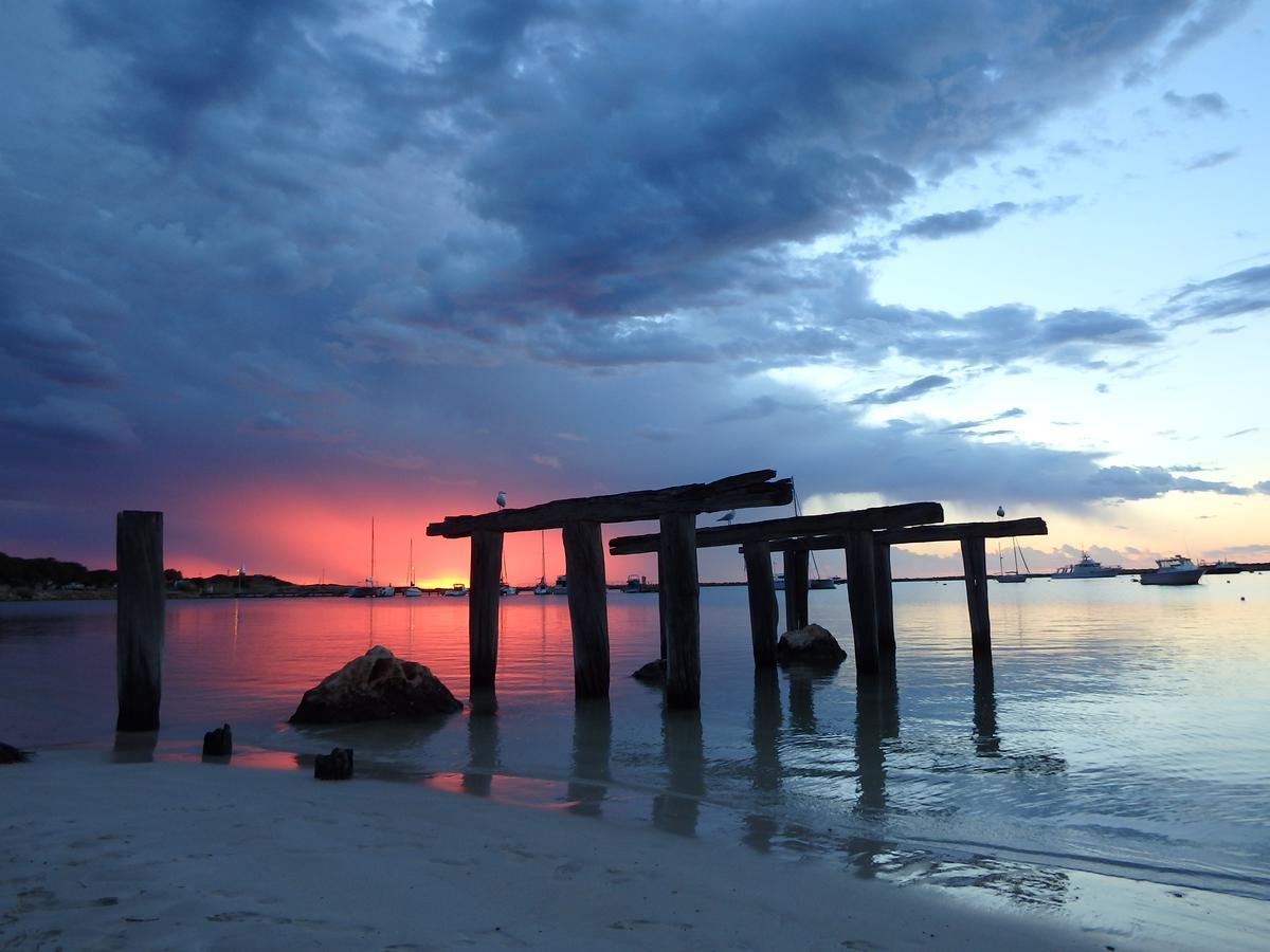 Lazy Lobster Holiday Units & Chalets Port Denison Bagian luar foto