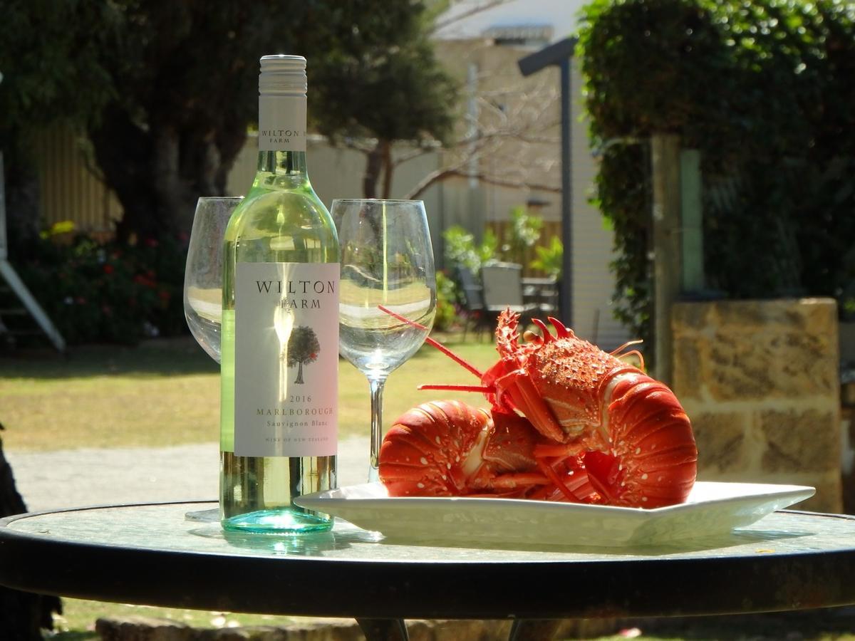 Lazy Lobster Holiday Units & Chalets Port Denison Bagian luar foto