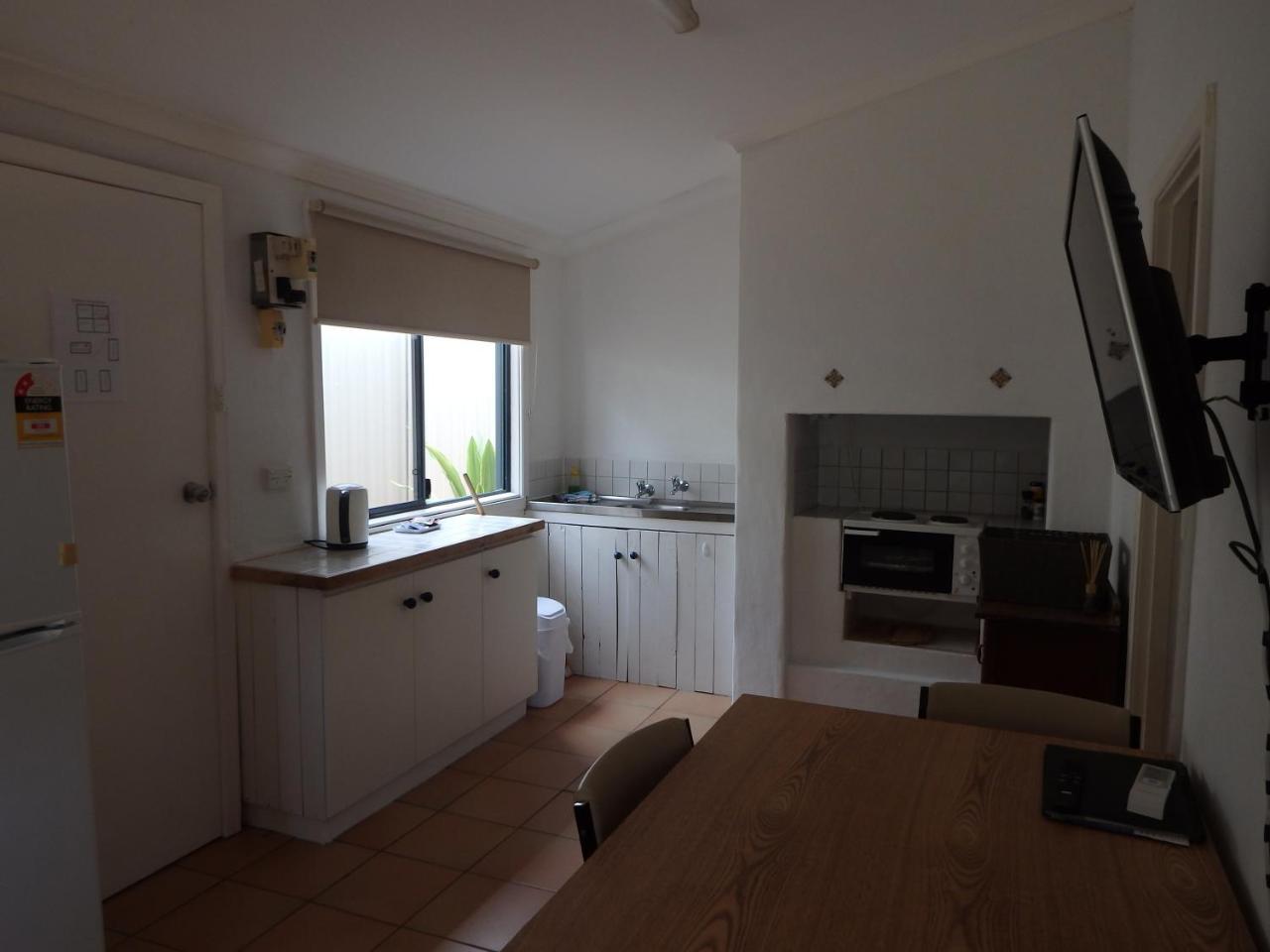 Lazy Lobster Holiday Units & Chalets Port Denison Bagian luar foto