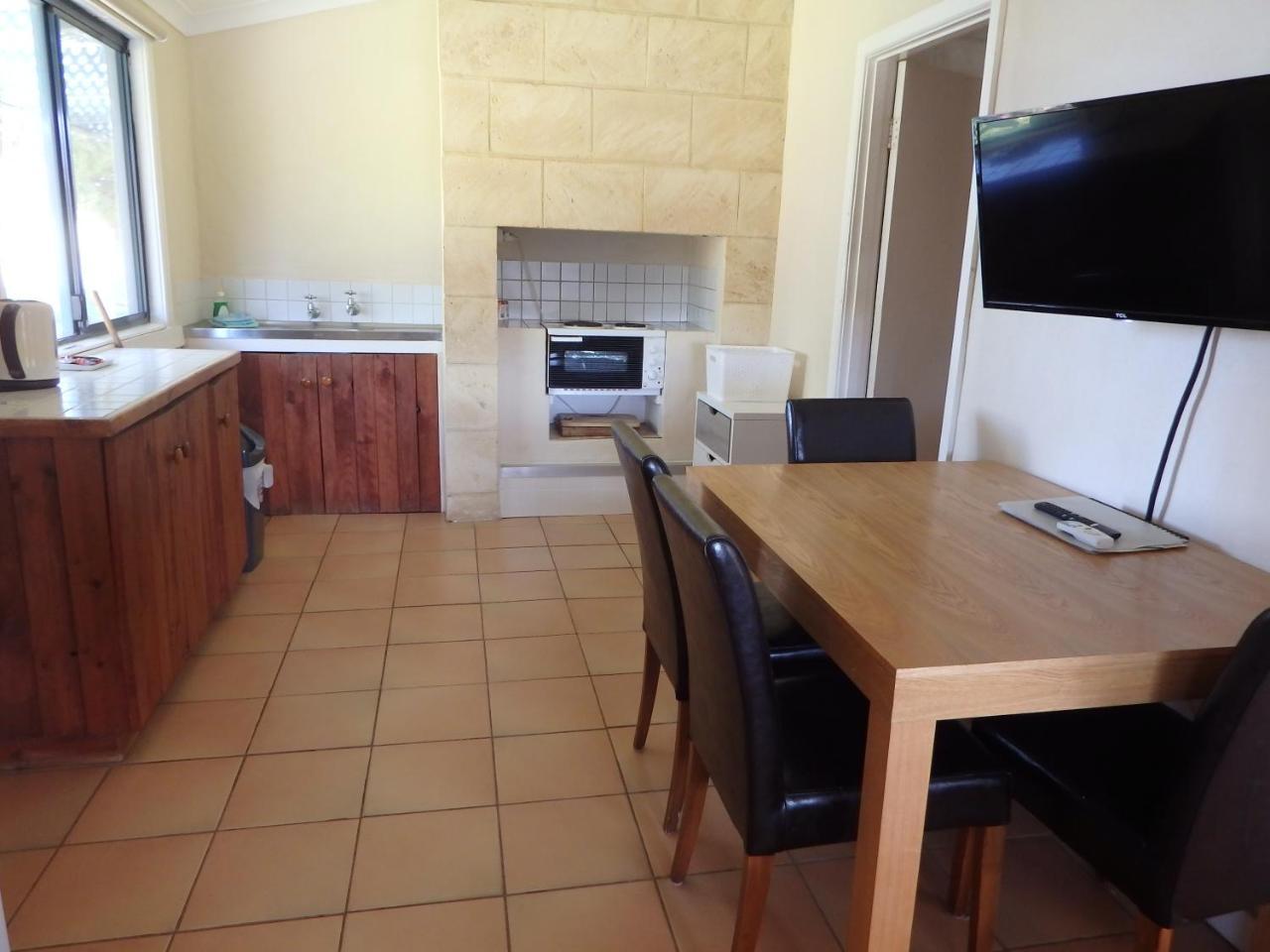Lazy Lobster Holiday Units & Chalets Port Denison Bagian luar foto